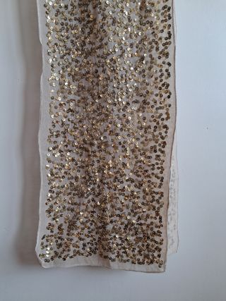 Fular beis con lentejuelas doradas
