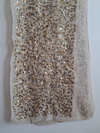 Fular beis con lentejuelas doradas