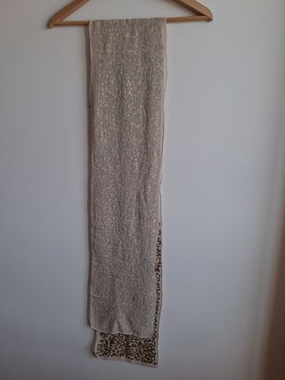 Fular beis con lentejuelas doradas