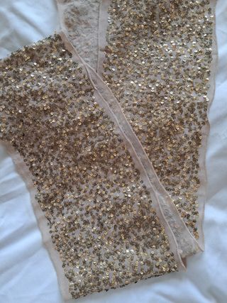 Fular beis con lentejuelas doradas