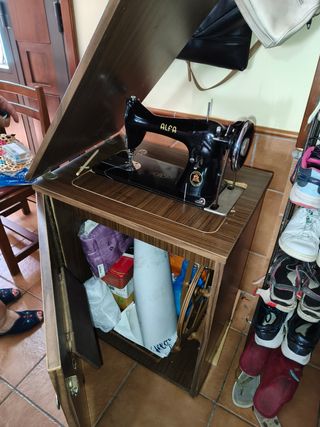 Máquina de coser Alfa antigua