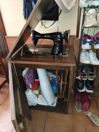 Máquina de coser Alfa antigua