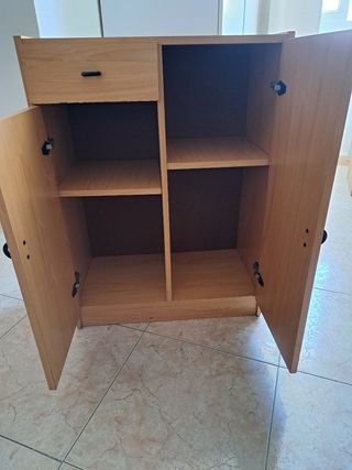 Mueble de madera con cajón y puertas