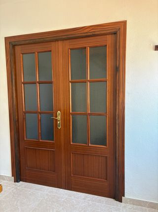 Puerta doble de madera con cristal