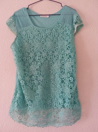 Blusa turquesa con encaje