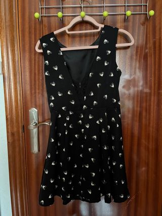 Vestido corto negro con estampado de corazones 