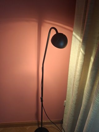Lámpara de pie negra metálica