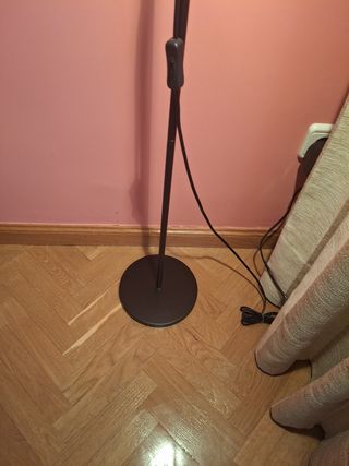 Lámpara de pie negra metálica