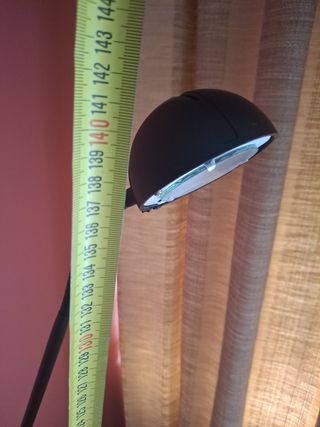 Lámpara de pie negra metálica