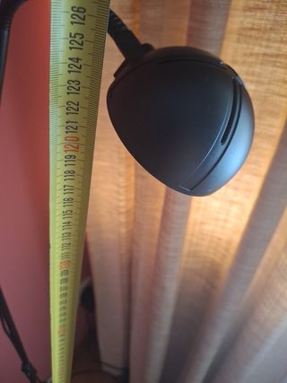 Lámpara de pie negra metálica