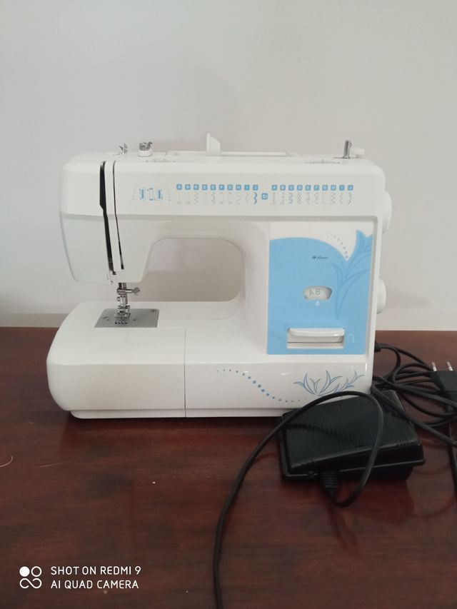 Máquina de coser eléctrica