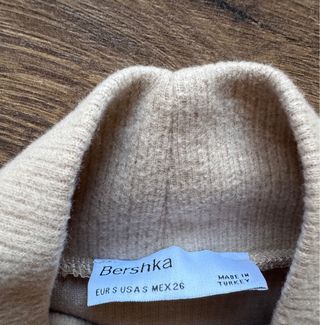 Jersey Bershka beige cuello alto