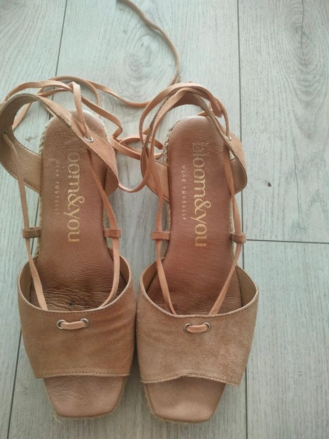 Sandalias de cuña beige atadas al tobillo