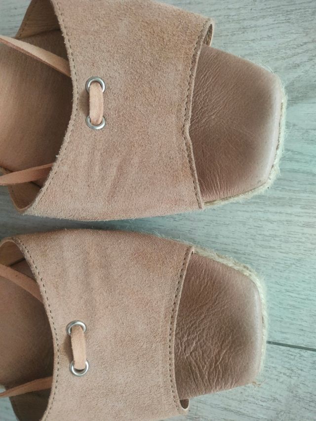 Sandalias de cuña beige atadas al tobillo