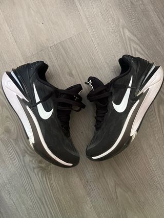 Zapatos deportivos negros y blancos