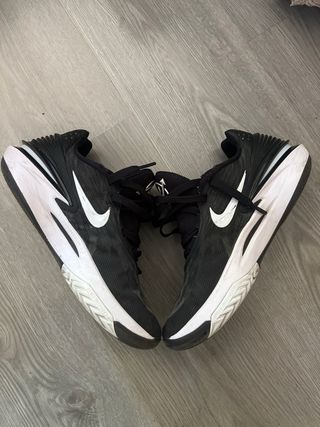 Zapatos deportivos negros y blancos
