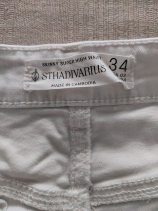 Pantalón vaquero blanco roto