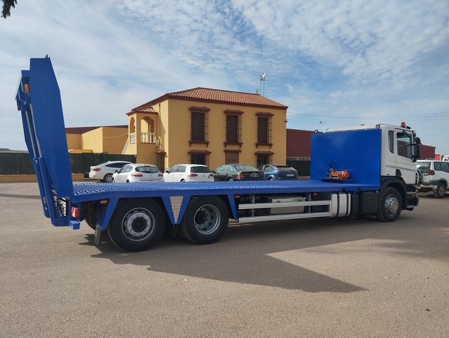 SCANIA P 380-PORTAMAQUINAS