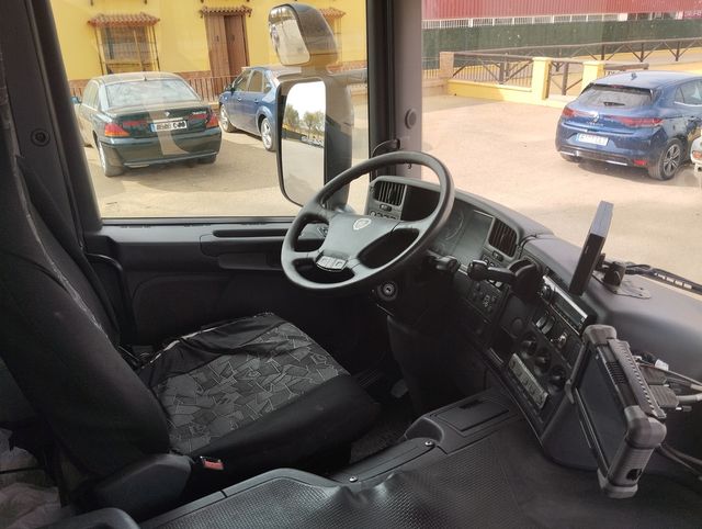 SCANIA P 380-PORTAMAQUINAS