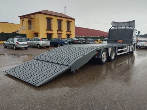 SCANIA P 400-PORTAMAQUINA