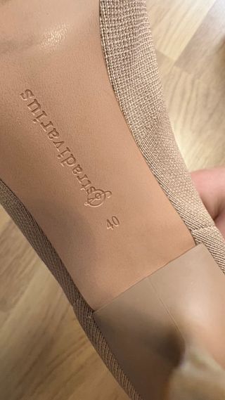 Botín tacón fino Stradivarius beige