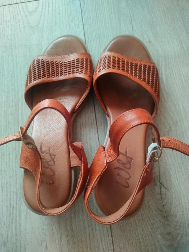 Sandalias de piel marrón, cierre hebilla lateral