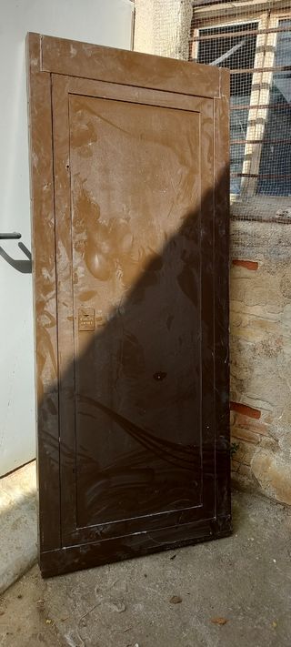 Puerta marrón