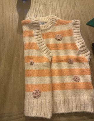 Chaleco Zara rayas naranja y beige flores