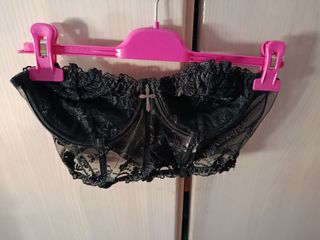 Corsé de encaje negro con cruz