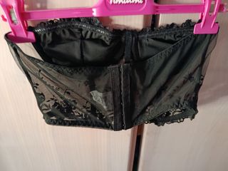 Corsé de encaje negro con cruz