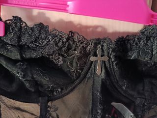 Corsé de encaje negro con cruz