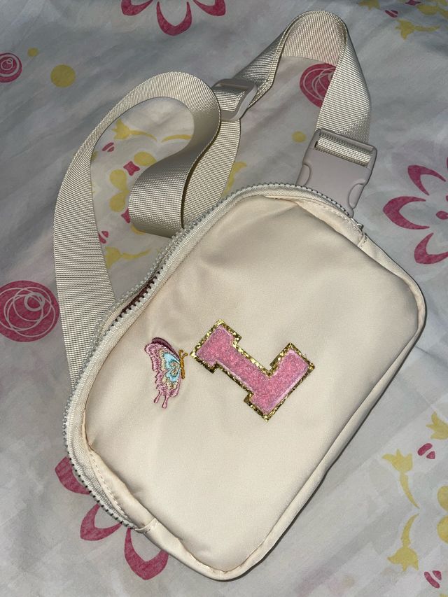 Riñonera beige con mariposa y letra L
