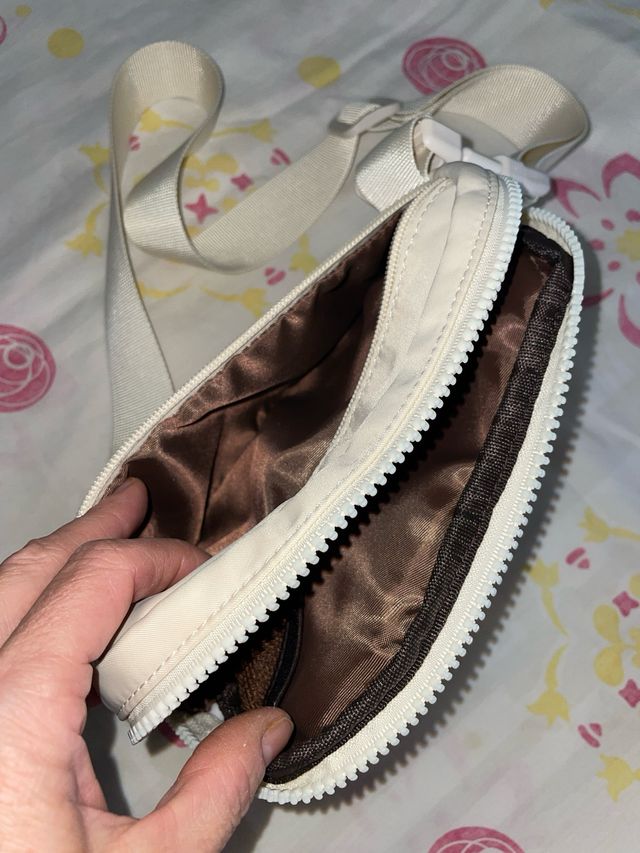 Riñonera beige con mariposa y letra L