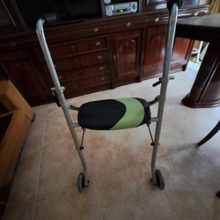 Andador con asiento y ruedas