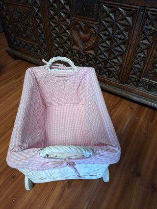 Carrito de mimbre blanco con ruedas