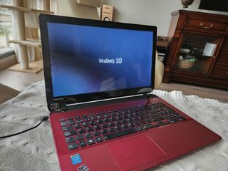 Portátil Toshiba Rojo