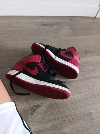 Zapatillas Jordan Negras y Rojas precio negociable