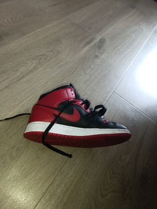 Zapatillas Jordan Negras y Rojas precio negociable