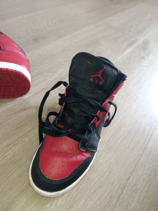 Zapatillas Jordan Negras y Rojas precio negociable