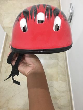 Casco infantil rojo con diseño