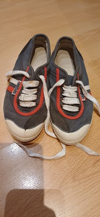 Deportivas Kawasaki grises