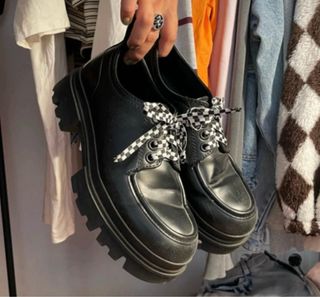 Zapatos Zara negros con cordones