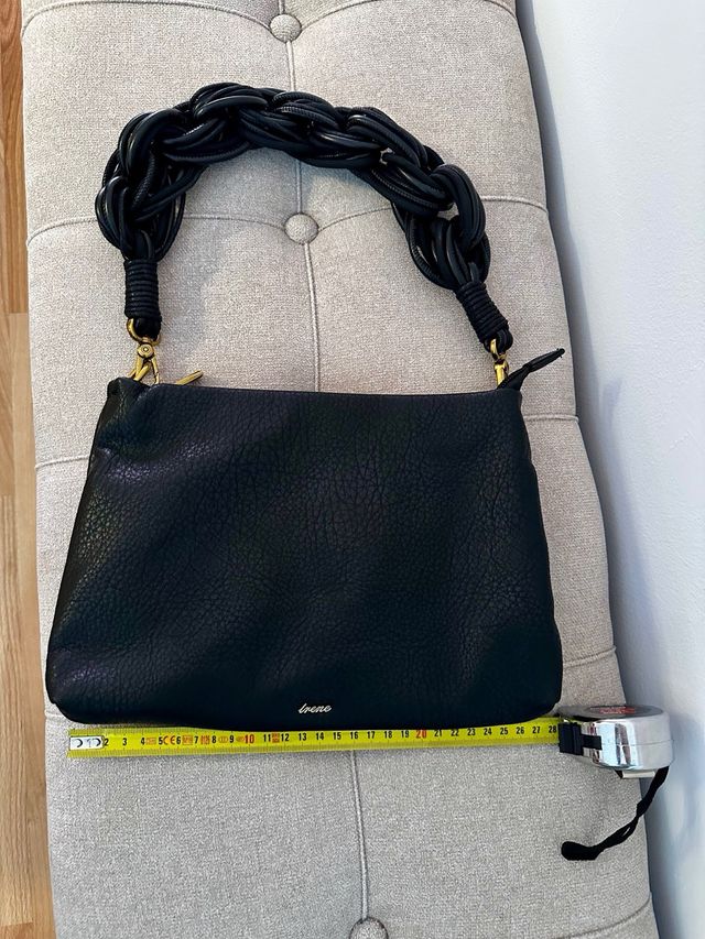Bolso negro con asa trenzada