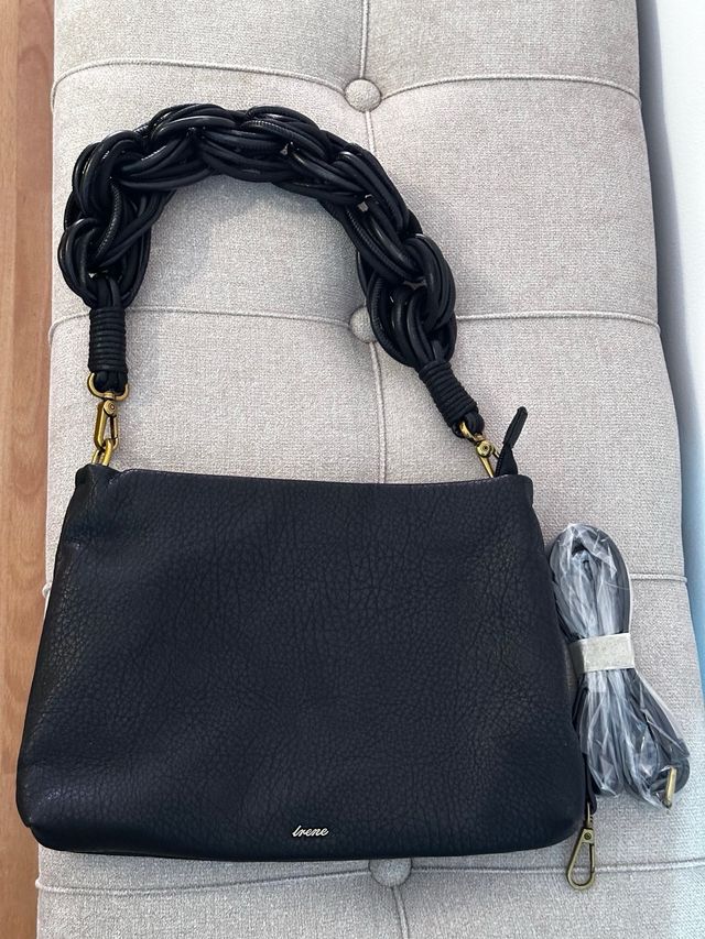 Bolso negro con asa trenzada