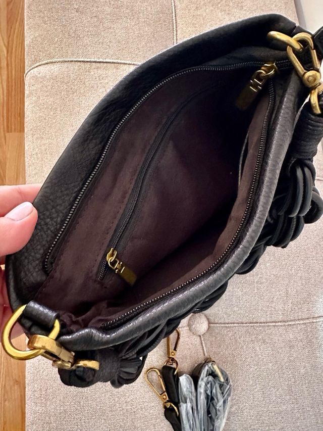 Bolso negro con asa trenzada