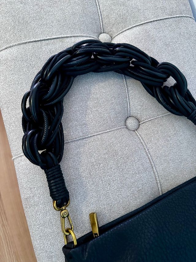 Bolso negro con asa trenzada