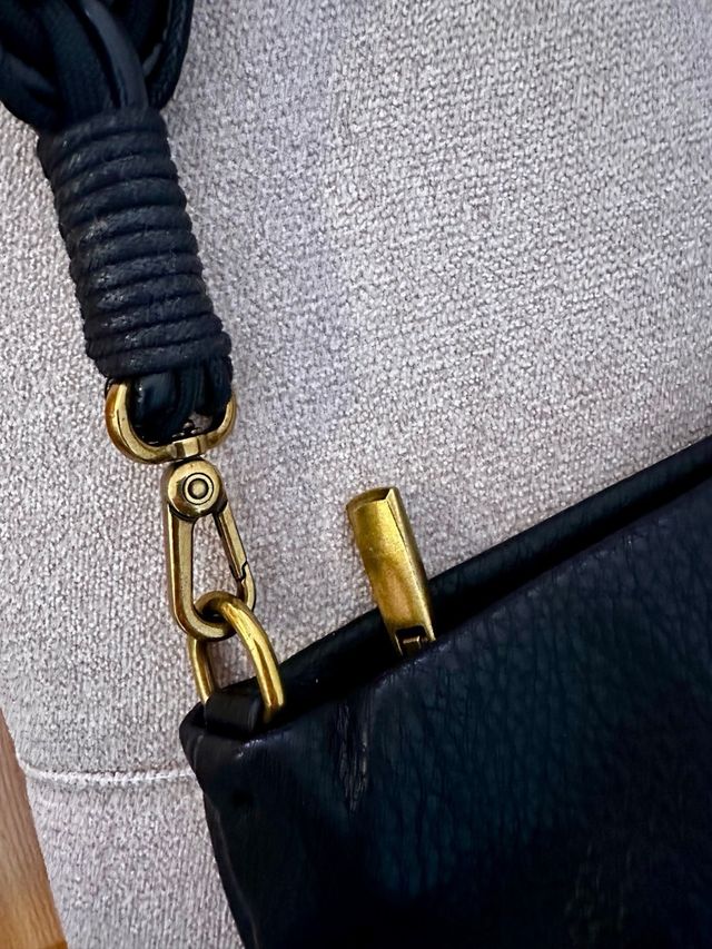 Bolso negro con asa trenzada