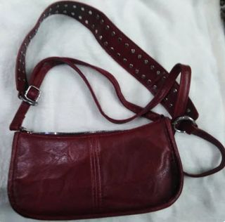 Bolso de cuero rojo con tachuelas