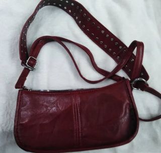 Bolso de cuero rojo con tachuelas