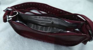 Bolso de cuero rojo con tachuelas